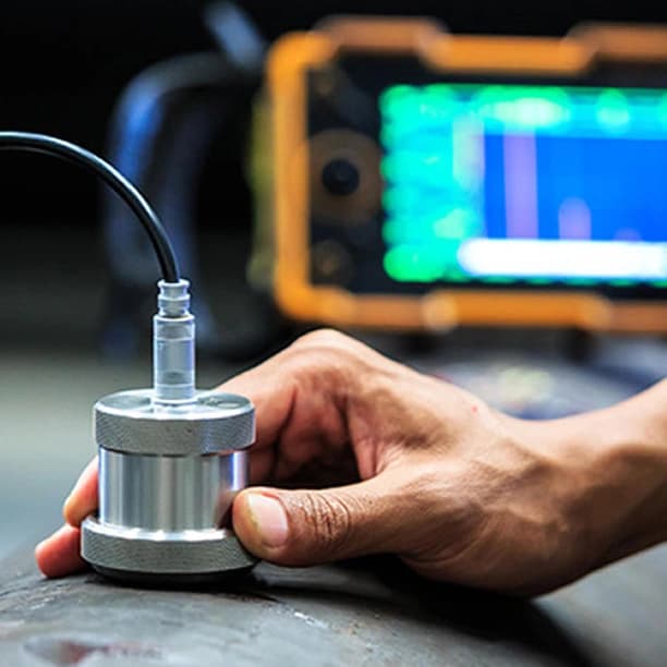 Sonda a ultrasuoni per il controllo non distruttivo di una barra di acciaio